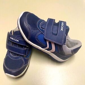 NWT leather sneakers/shoes US7 (EU23-24)